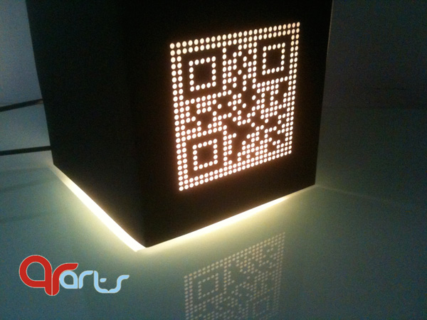 Qr код 2023. QR С подсветкой. Светящийся QR код. QR код с подсветкой. Светящиеся вывески с QR кодом.